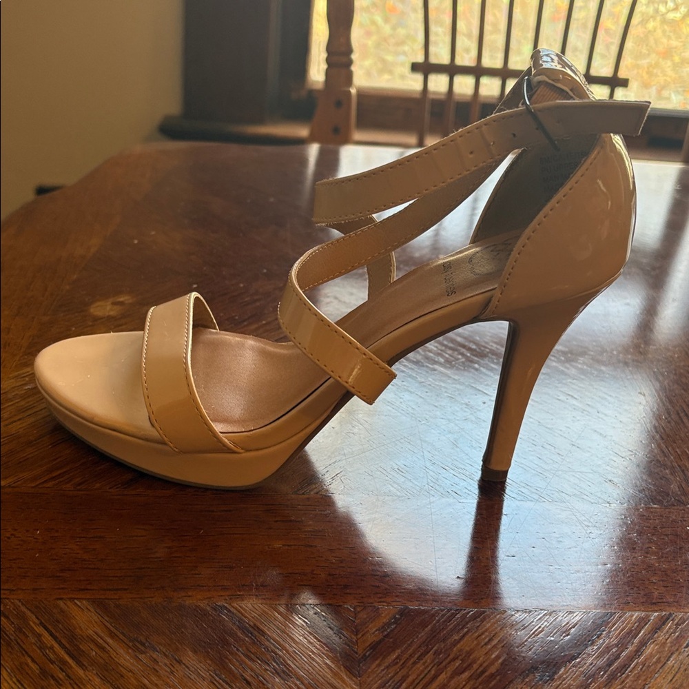 Daisy Fuentes Women's Beige Strappy Heels - Picture 2 of 3